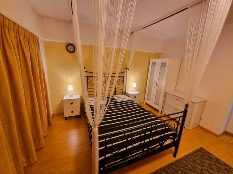 Dimitrie Cantemir, stradal, regim hotelier,