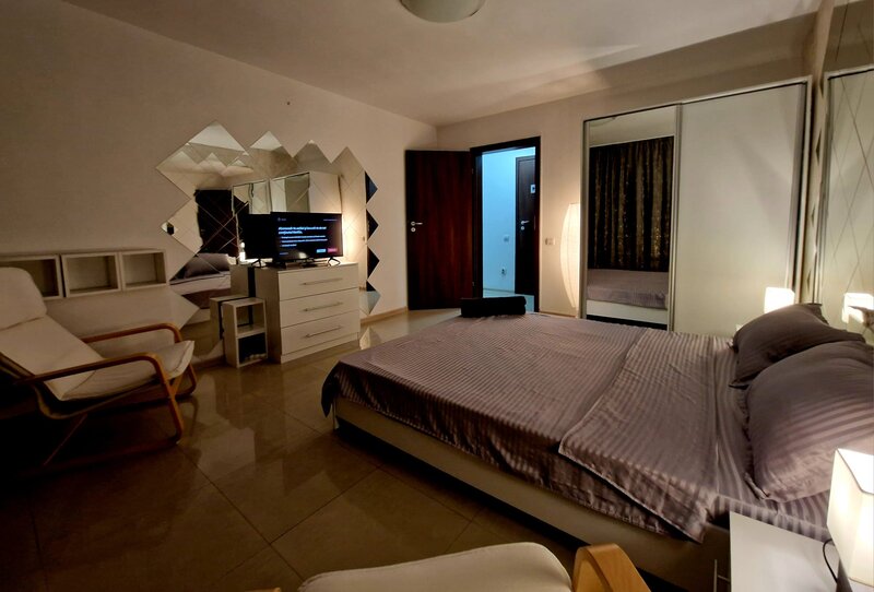 Dimitrie Cantemir, stradal, regim hotelier,