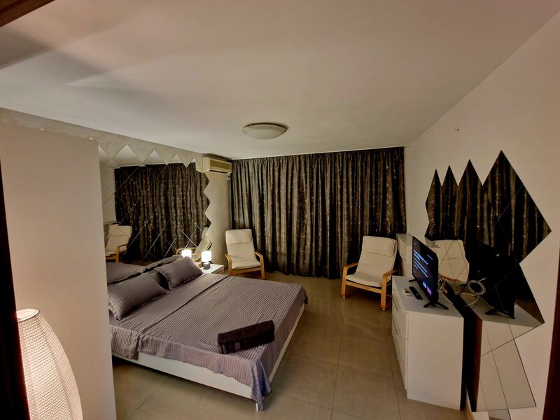 Dimitrie Cantemir, stradal, regim hotelier,